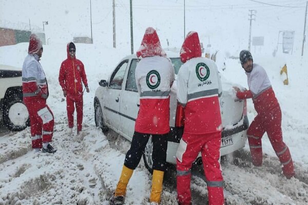 امدادرسانی به ۴۸۶ خودروی گرفتار شده در محورهای برفگیر ایلام